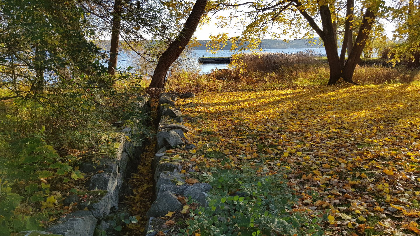 Stensatt utlopp från Mölna kvarndamm. Foto Lidingö stad