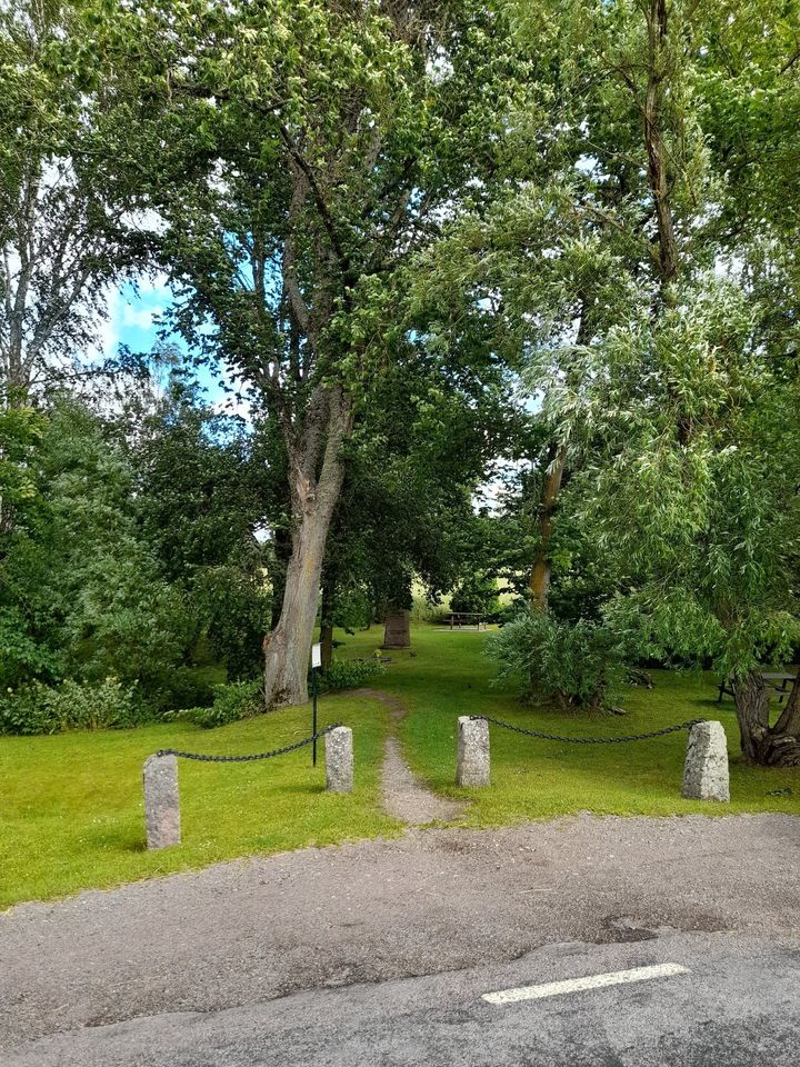 Pilkällan i Sya, entré sedd från vägen
