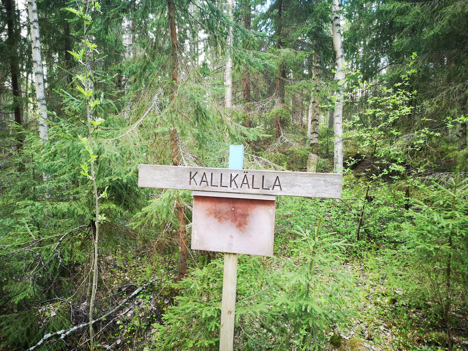 Det finns en skylt vid källan