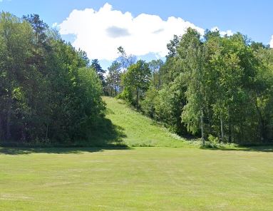 Vackert på sommaren. Bra pulkabacke när snön kommer!