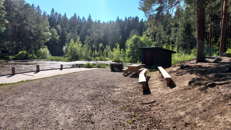 Rastplats vid Badtjärn, mer info se separat post för rastplatsen.