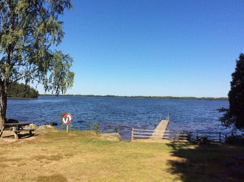 En stillsam badplats med kvällssol