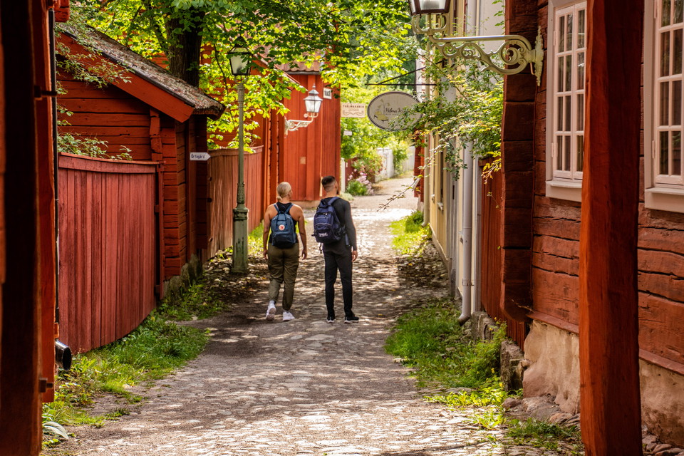 Vandrare i pittoreska Gamla Linköping.
