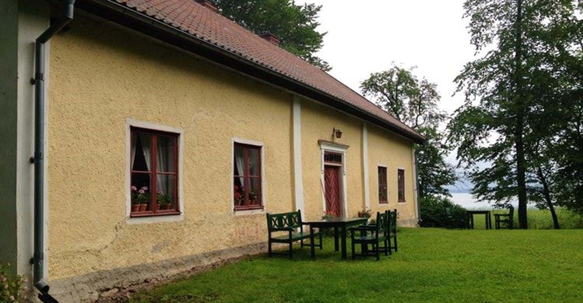 Aske-ekebyborna gamla prästgård. 
Etapp: Motala-Borensberg. 
Motala