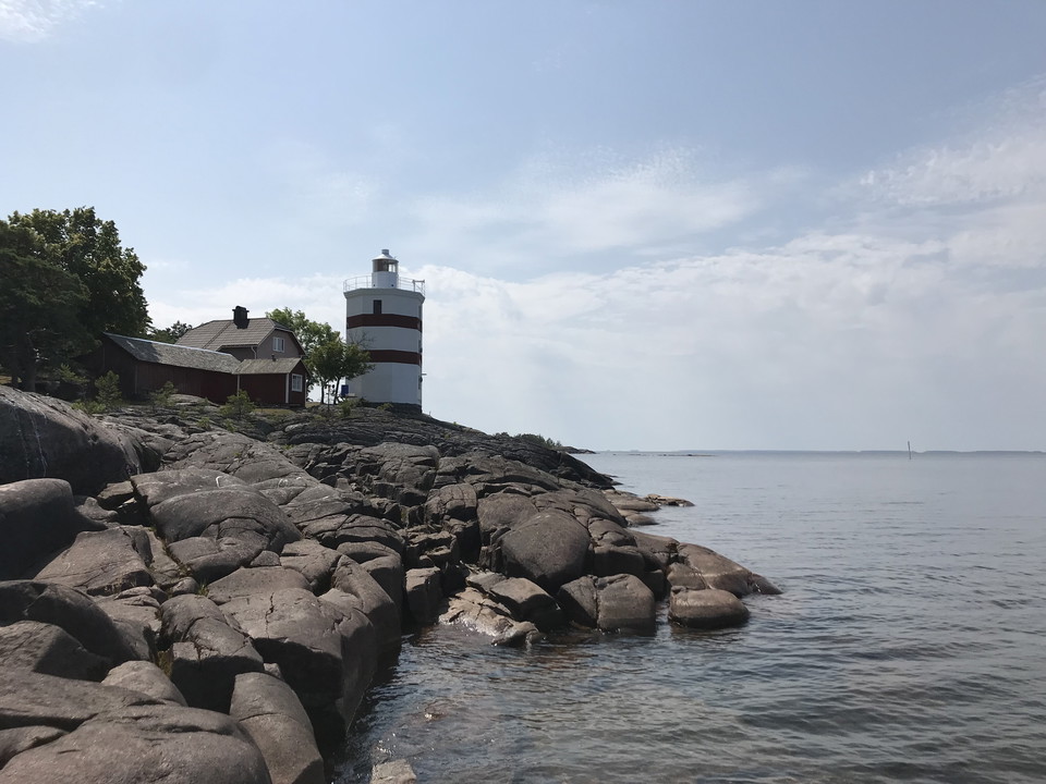 Fyren med hav i bakgrund i Djurö nationalpark