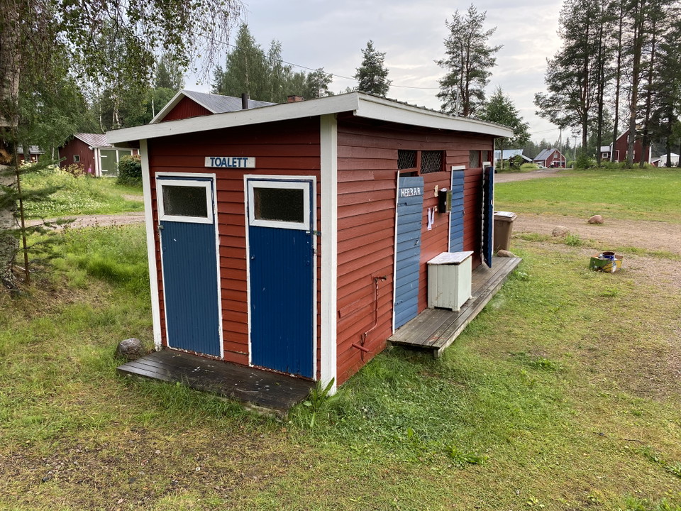Intill badplatsen finns utedass och omklädningsbås