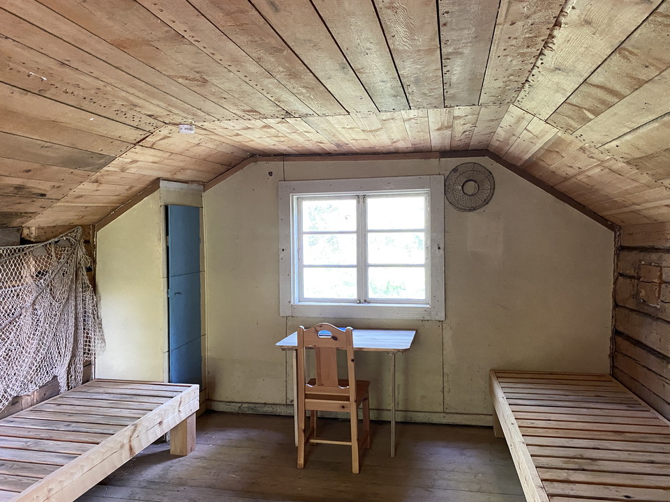 Invändigt i raststugan med två sängar