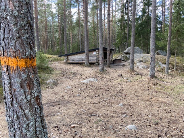 Bild på vindskydd Bleckenstad från längre håll med orange färgmarkering på träd