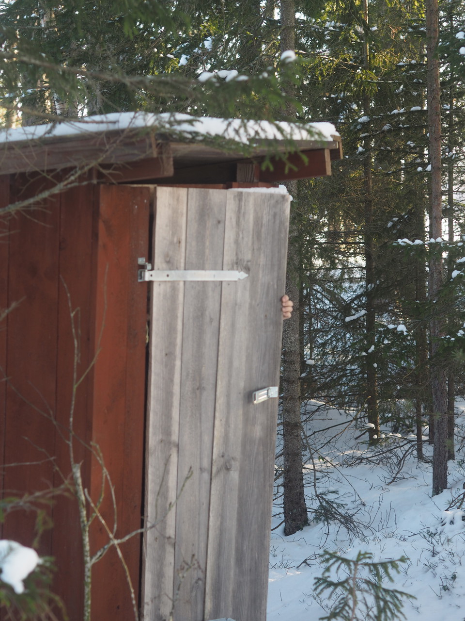 Utedass intill vindskyddet på Kalvön