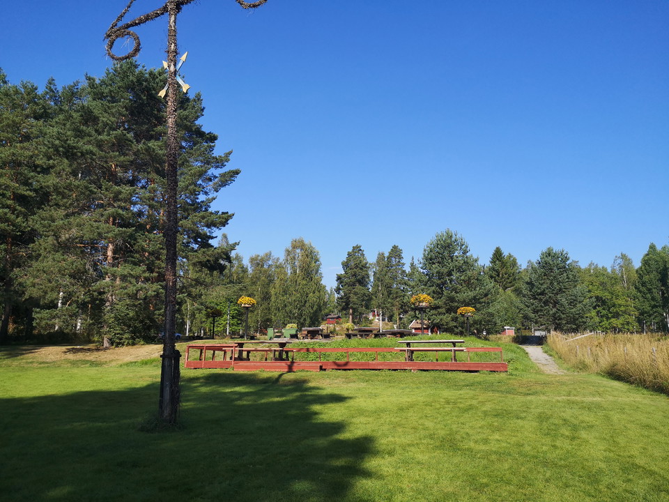 Vy från badplatsen mot parkering