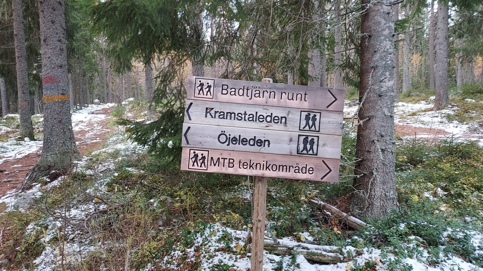 Om man vill gå leden motsols, välj att gå höger vid denna skylt precis efter Badtjärn. 