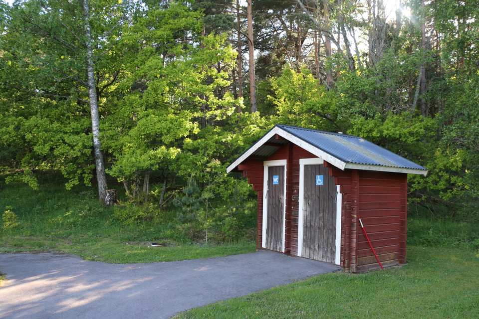 Intill parkeringen finns två toaletter. Två toaletter. Den ena är handikappanpassad.