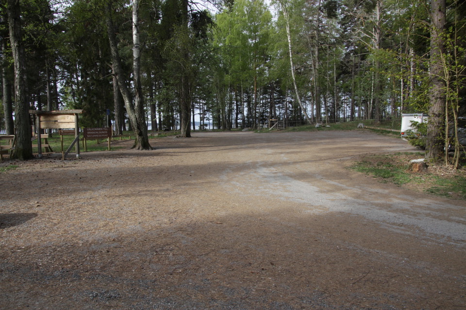 Parkeringen är en grusad yta med plats för ca 20 bilar. Plogas på vintern.