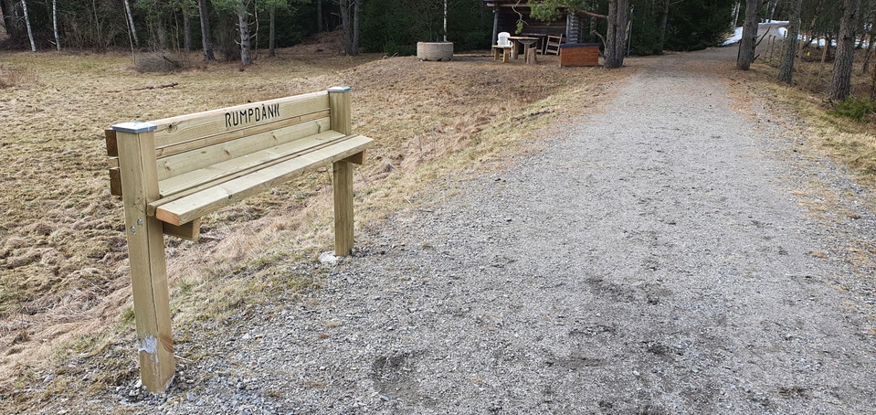 Gångvägen och grillplatsen sedd med fågeltornet bakom ryggen.