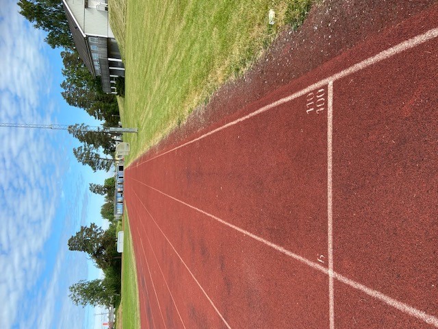 Löparbanor friidrott med Skeninge IK:s klubbhus på höger sida