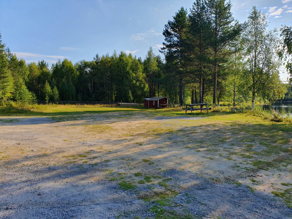 stor yta för parkering och uppställning av husvagn