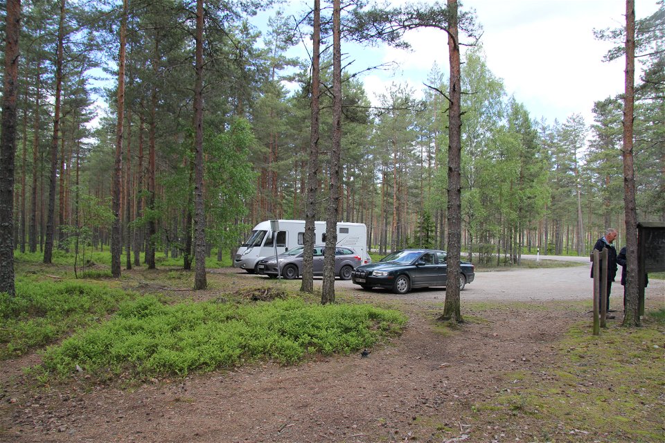 Bilar parkerade på parkeringsplats vid naturreservatet.