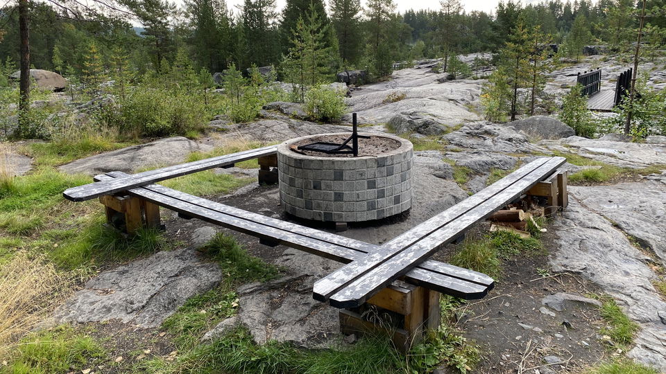 En eldstad med bänkar runt omkring. 