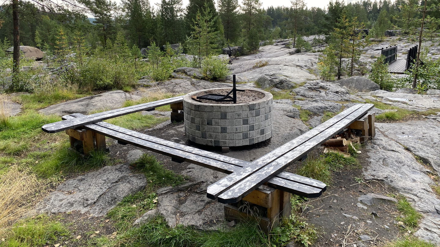 En eldstad med bänkar runt omkring. 