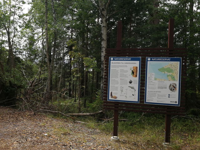 Informationsskylt vid Annelundsvägens entré till Gärdesudden naturreservat