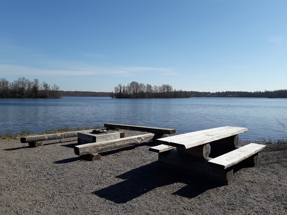 Rastbord och eldstad