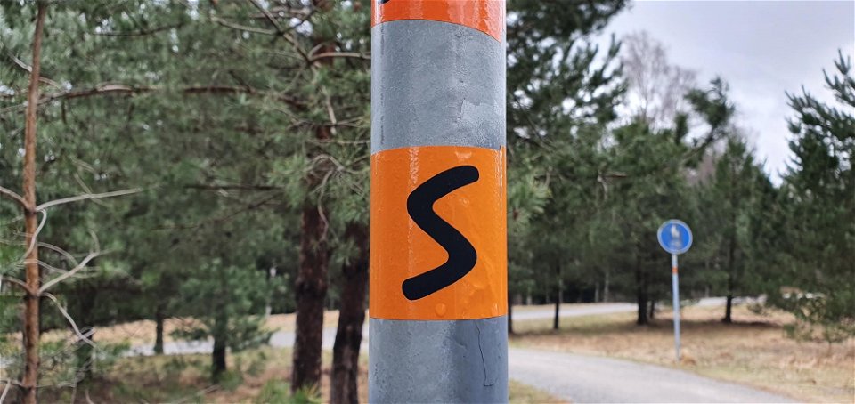 S-dekaler på gång- och cykelvägen vid Nynäsvägen.