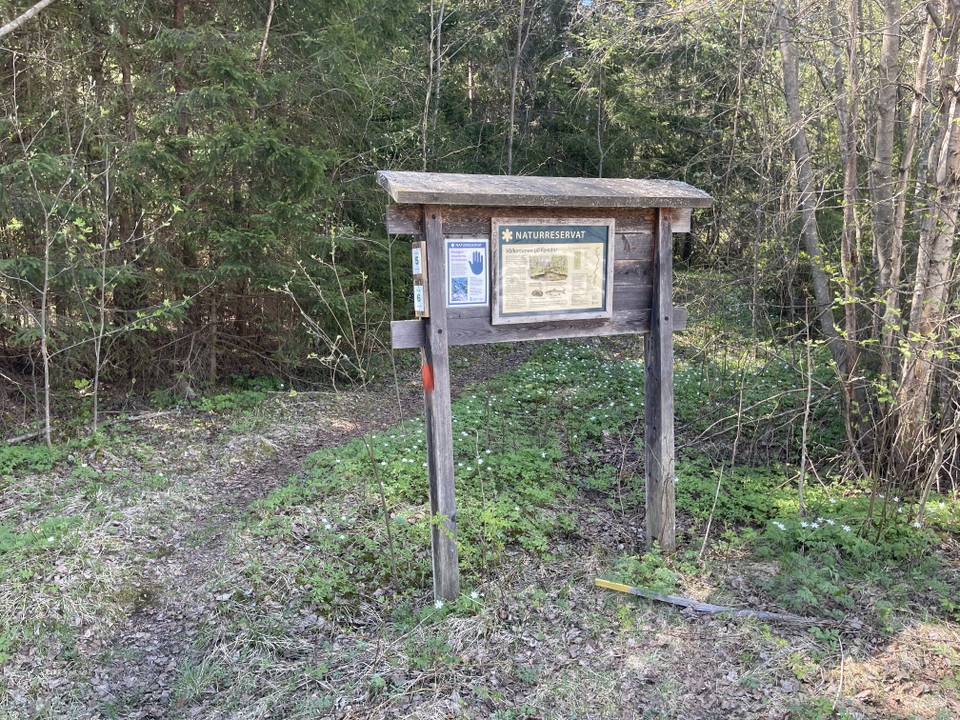Skylt med information om naturreservatet.