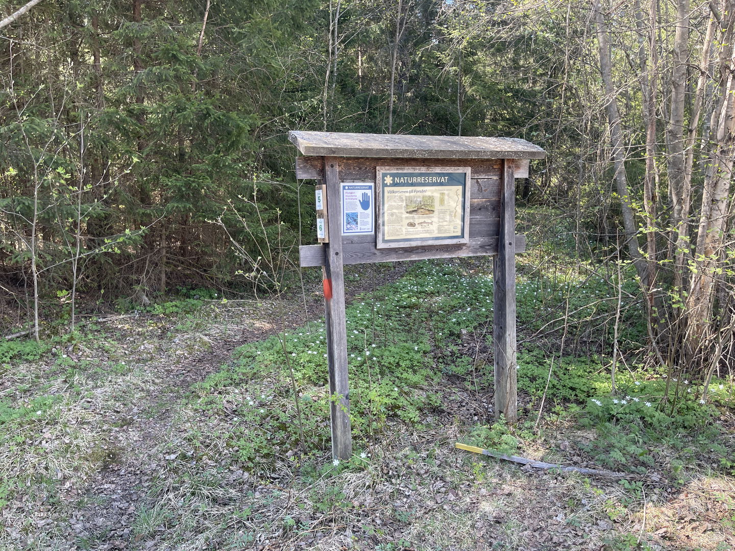 Skylt med information om naturreservatet.