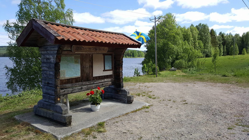 Rastplatsen intill vägen. Nedanför syns badet