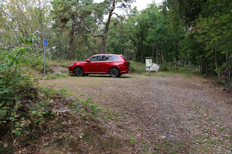 Parkerad bil. Intill finns en informationstavla.