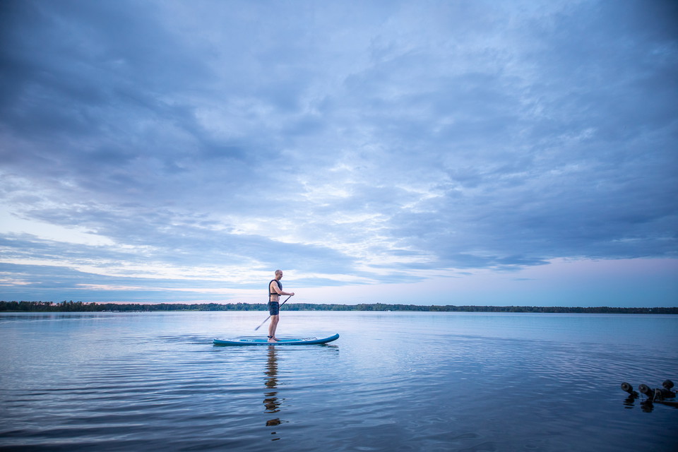 Stand-up-paddle-board på Hjälmaren