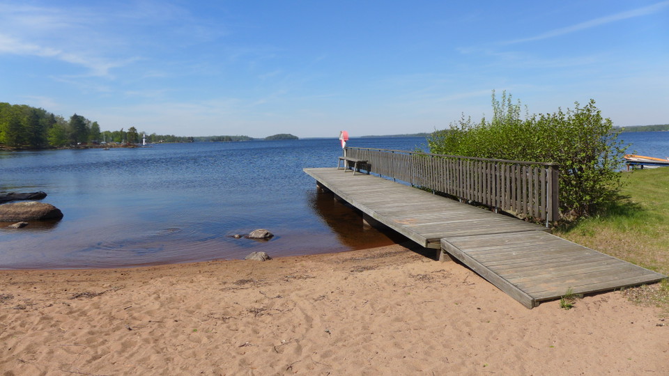 Sand, sjö, brygga