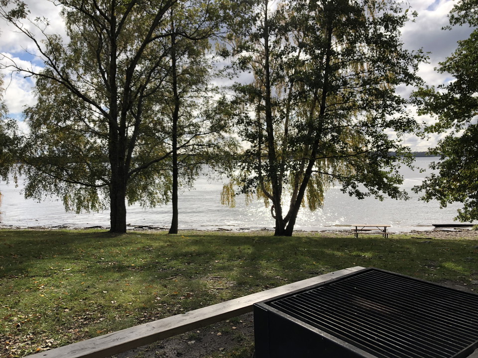 Det finns två grillplatser vid Fridhemsbadet.