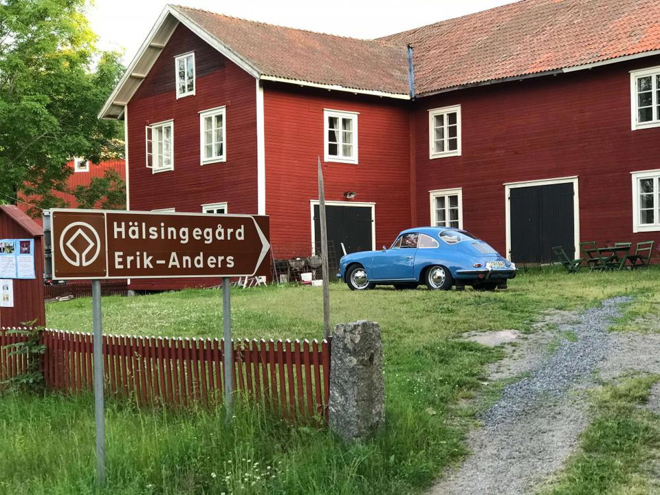 Parkering med gammal fin bil vid boendet på hälsingegården