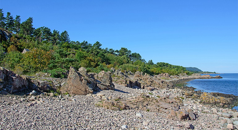 En liten bit från naturreservatet, vid byn Skäret, finns steniga stränder med utsikt mot Kullaberg.