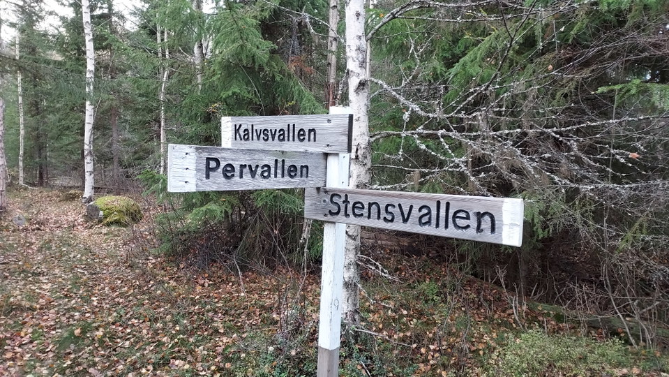 Bra skyltning vid stig- och vägkorsningar. 