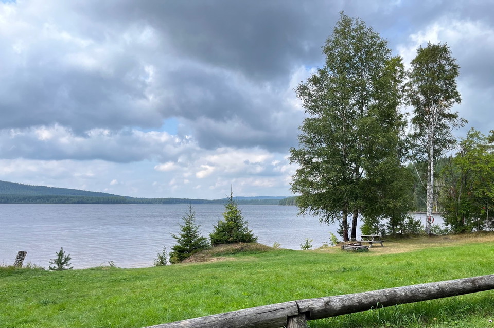 Vy över Malingsbosjön och badplatsen