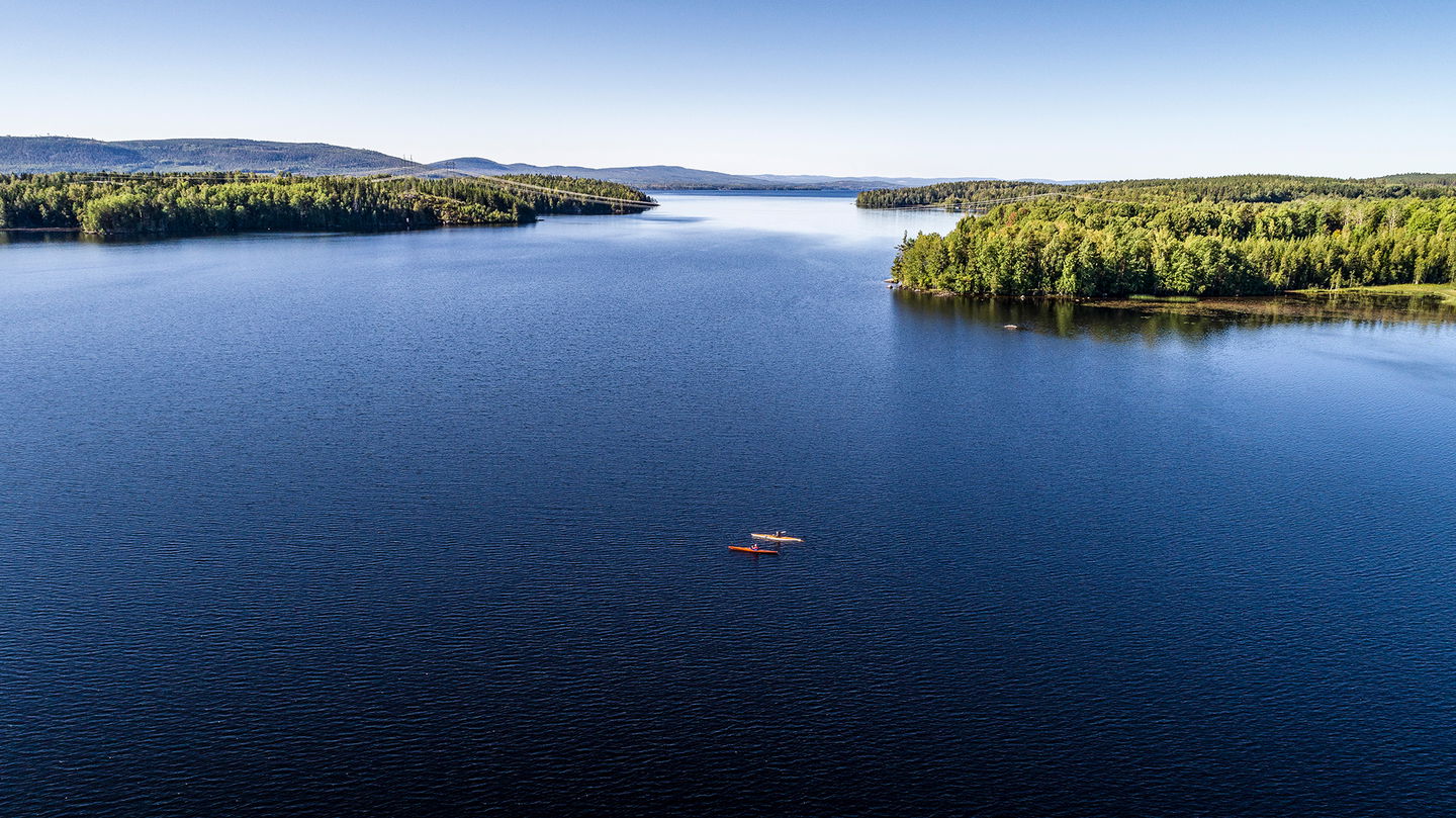 Paddling i havskajak på sjön Bergviken