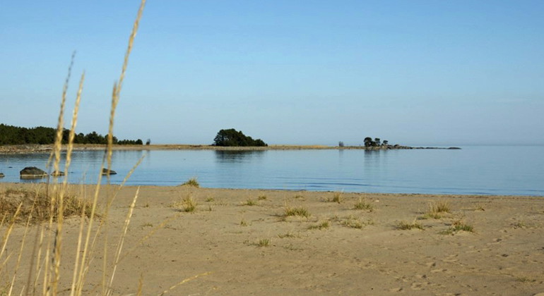 Den långa stranden är fridfull vid lugnt väder...