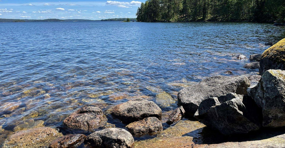 Utsikt vid vindskyddet Knuts skeppstad.
Torpön runt. 
Ydre