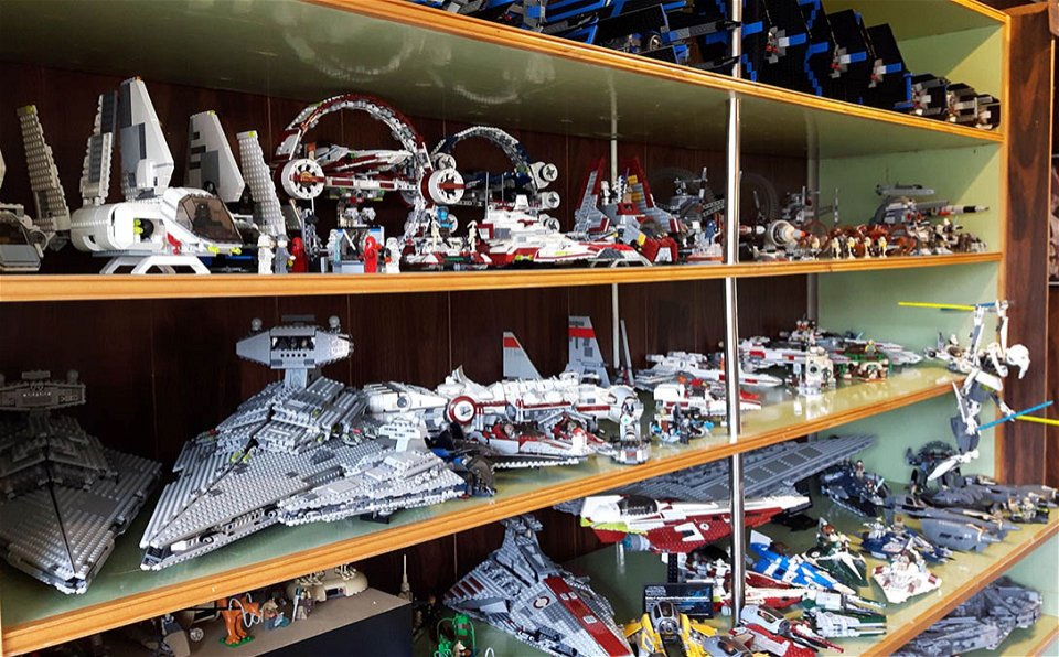 Bild på hyllor som är fulla med Star Wars legofigurer