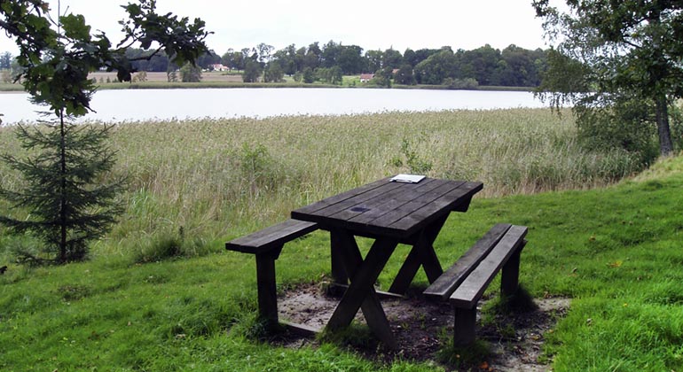 Rastbord med utsikt mot Stjärnsund.