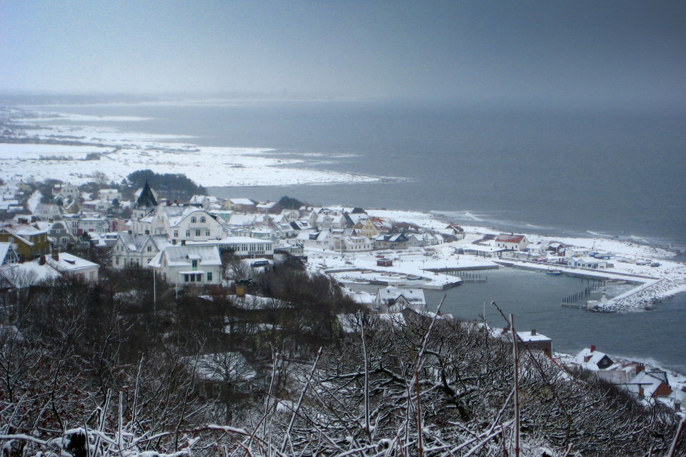 Utsikt över Mölle hamn från Kullaberg på vintern.