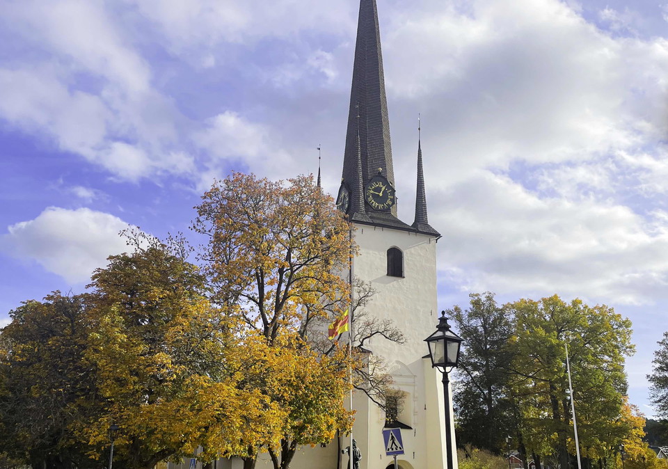 Autumn colours at Heliga Trefaldighets kyrka, church in Arboga