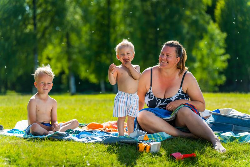 Blide folk på stranden