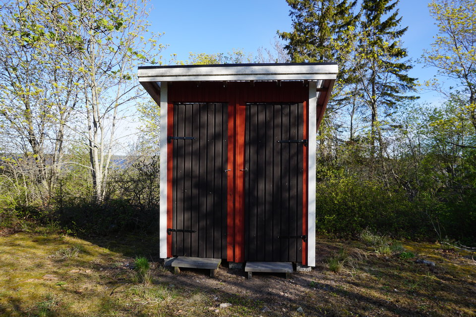 Dubbeldass målat med rött och svart färg på ön Sillrabben