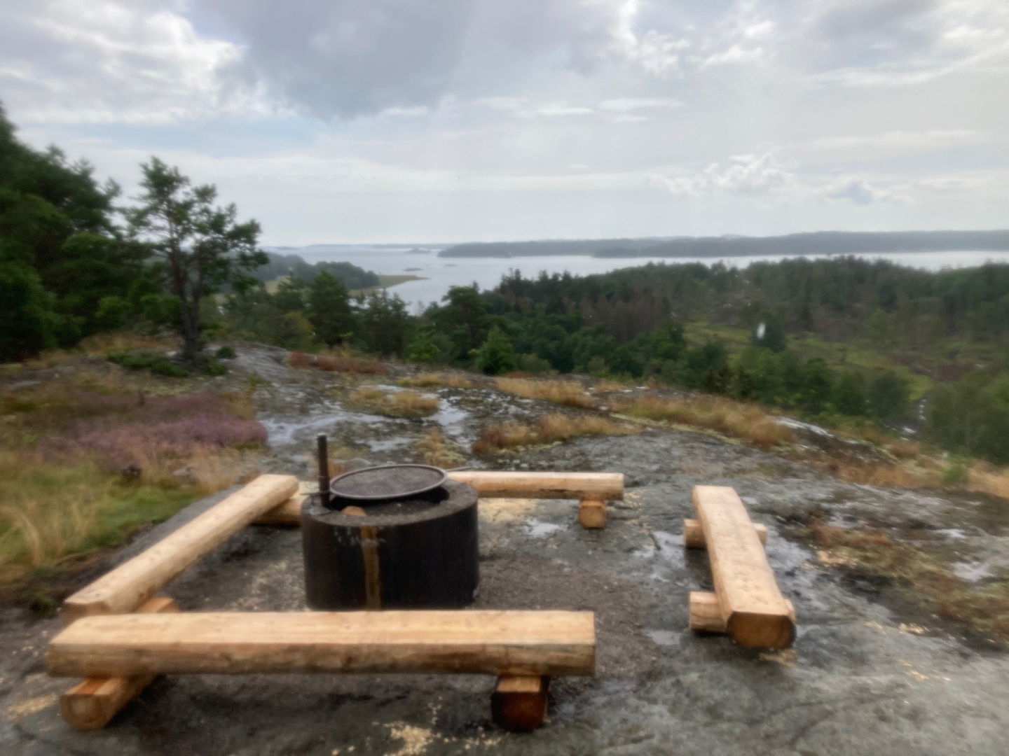 På toppen finns en eldplats. Ta med egen ved.