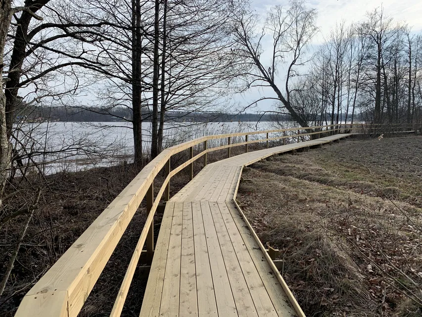 Vy över gångstigen längs med Djulösjön