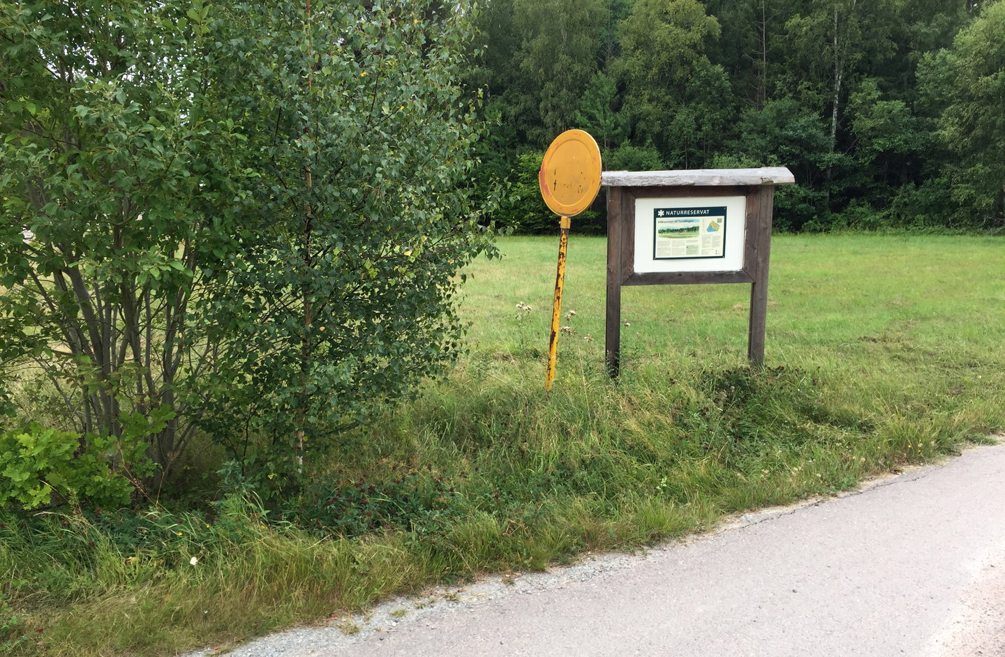 Informationstavla över naturreservatet.