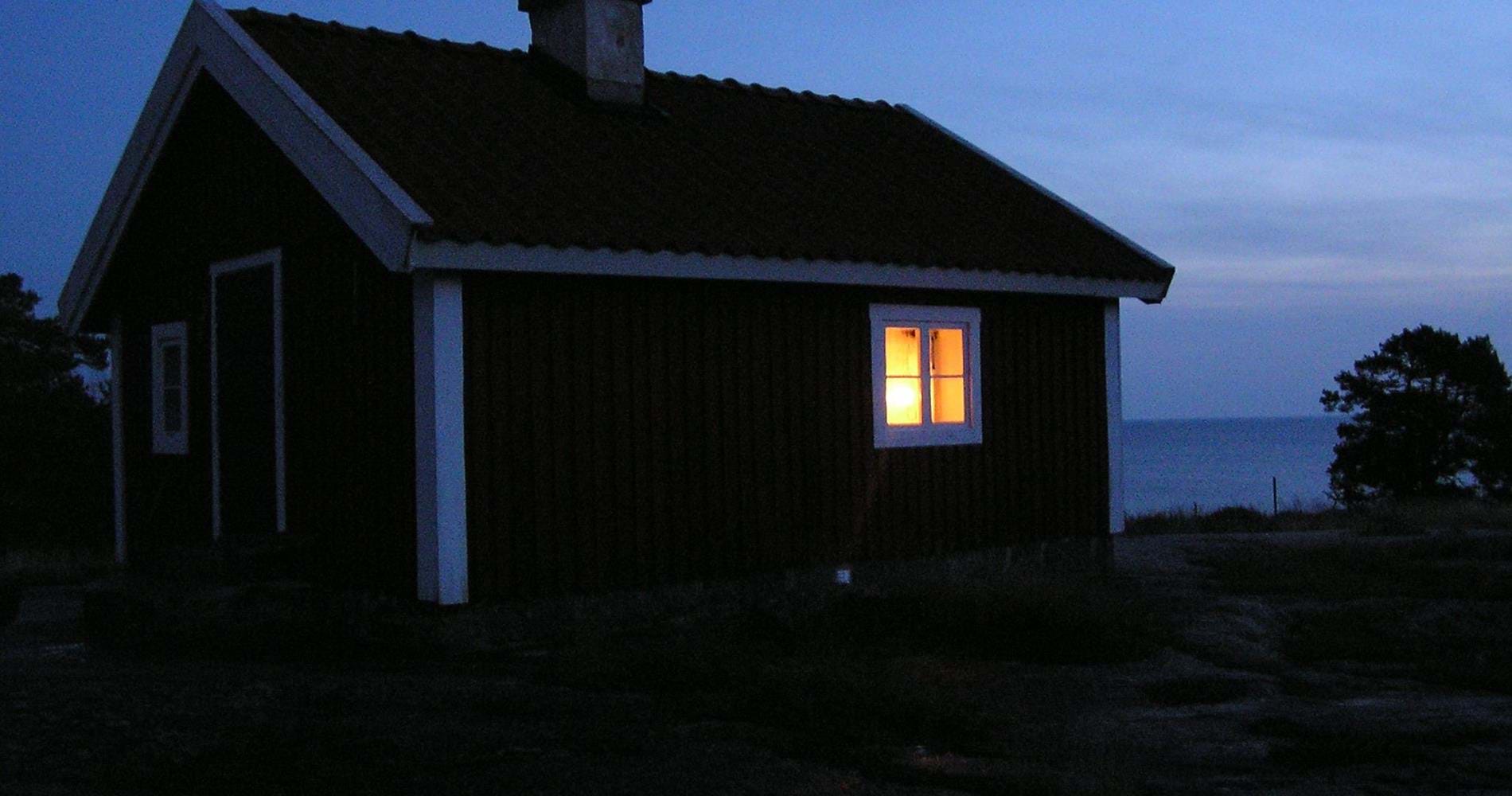 Lotsstugan i nattens mörker.